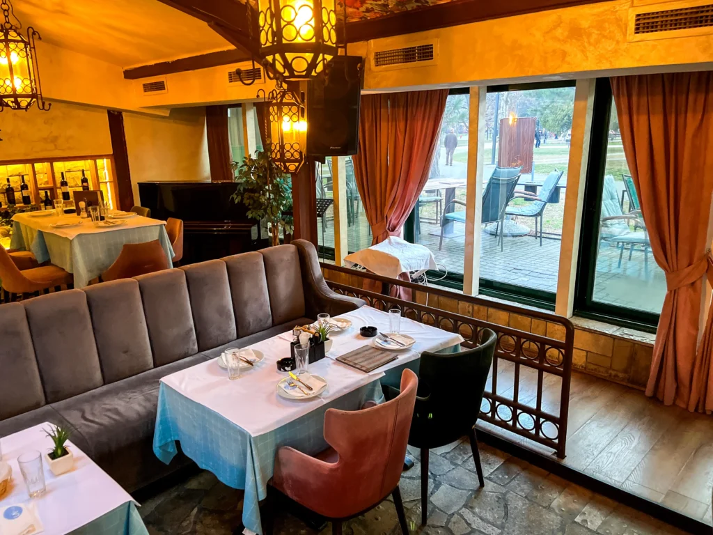 Bistro La Vue. Tašmajdan Žurke, kafić na Tašmajdanu, nezaboravni doživljaj na Tašmajdanu